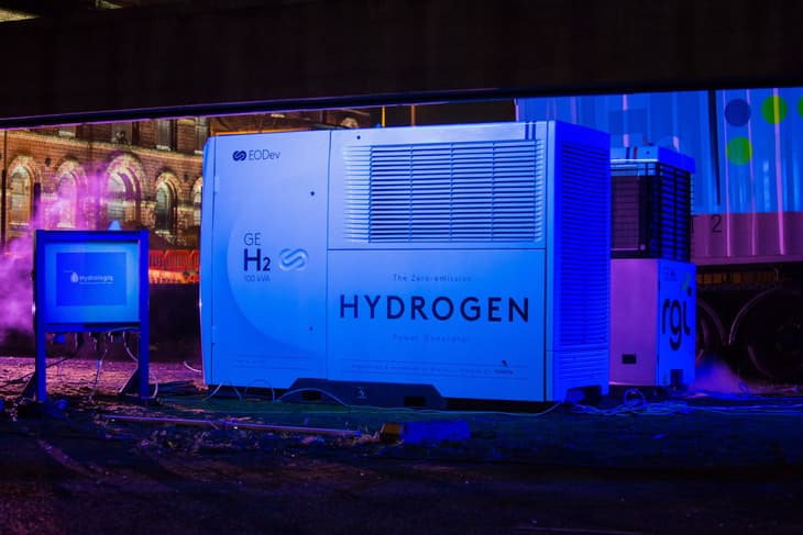 Hydrologiq powers light projection event for Toyota using hydrogen generators