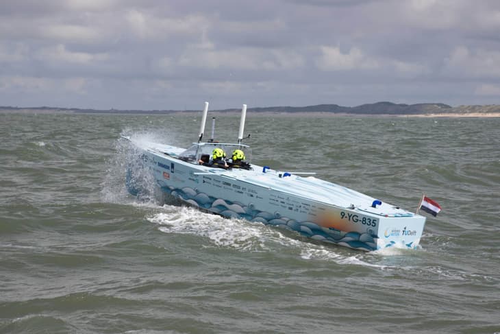 Dutch students complete North Sea crossing in self-built hydrogen boat